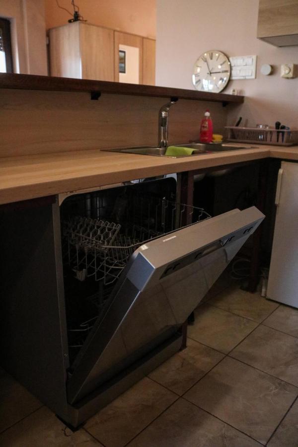 Guest House Studio Apartman Marina - With Jacuzzi, Free Parking, Pet Friendly 카를로바츠 외부 사진