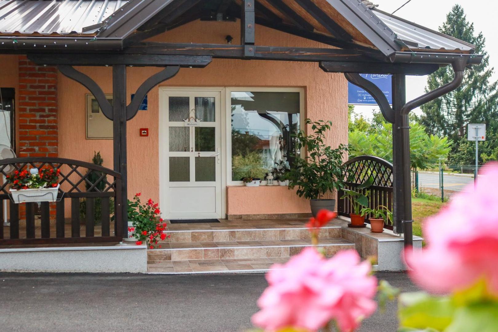 Guest House Studio Apartman Marina - With Jacuzzi, Free Parking, Pet Friendly 카를로바츠 외부 사진