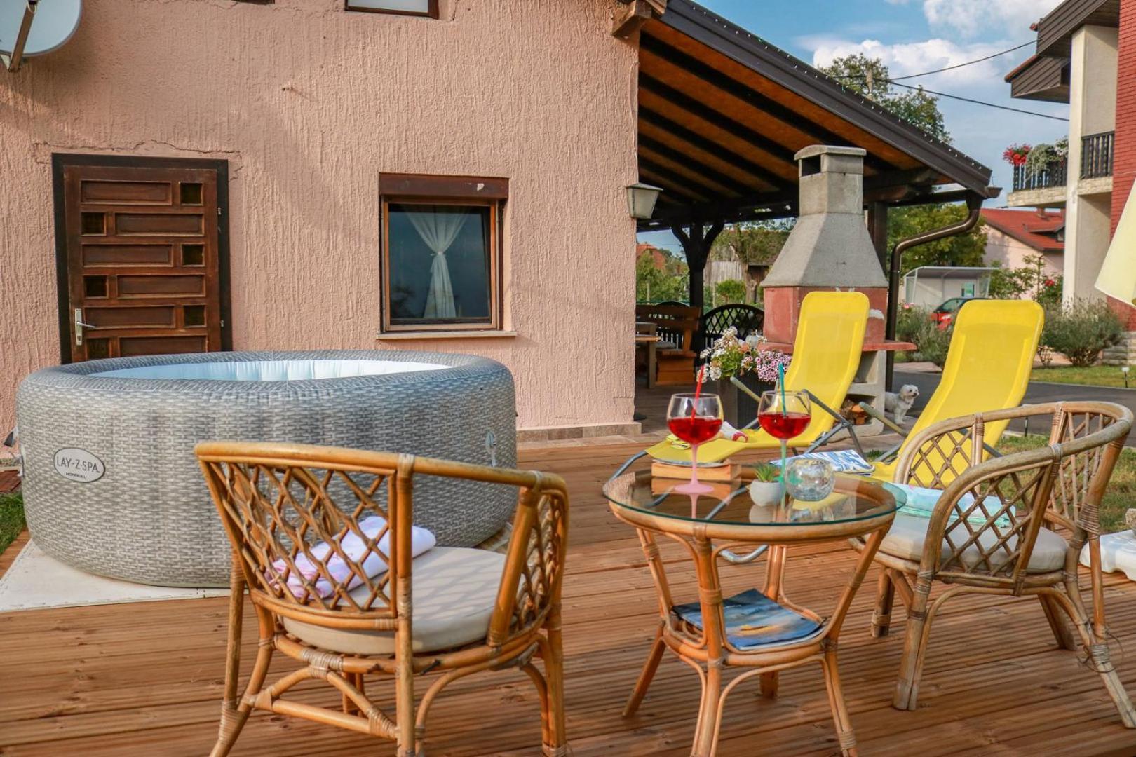 Guest House Studio Apartman Marina - With Jacuzzi, Free Parking, Pet Friendly 카를로바츠 외부 사진